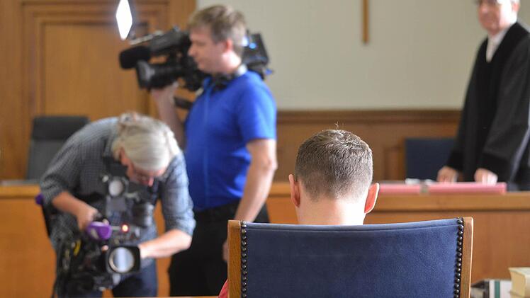 Blitzlichtgewitter im Gerichtssaal Foto: Nikolas Pelke