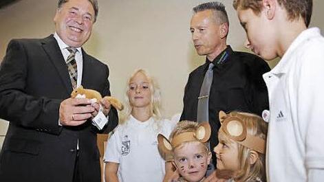 Als Haselmäuse verkleidete Buben und Mädchen vom Kindergarten St. Jakobus in Burgwindheim übergaben Minister Helmut Brunner (links) eine Haselmaus. Mit im Bild ist Thomas Köhler (Zweiter von rechts) von der Initiative "Artenschutz in Franken", ebenfalls aus Burgwindheim.