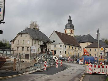 Die Ortsmitte von Rothenkirchen bekommt ein neues Gesicht. Die Plätze auf beiden Seiten der Straße werden neu gestaltet.  Fotos: Friedwald Schedel