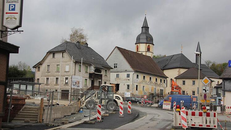 Die Ortsmitte von Rothenkirchen bekommt ein neues Gesicht. Die Plätze auf beiden Seiten der Straße werden neu gestaltet.  Fotos: Friedwald Schedel
