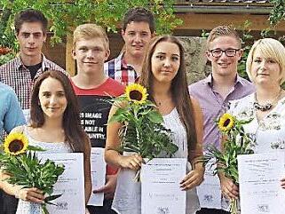 Die besten Prüflinge erhielten aus den Händen der Lehrkräfte Anja Schlund (links) und Claudia Kandel (rechts) ihre KMK-Fremdsprachenzertifikate. Die Besten aus dem Landkreis Kronach waren Katharina Martin (Vierte von rechts) sowie Linda Zeh (vierte von links). Foto: Heike Schülein