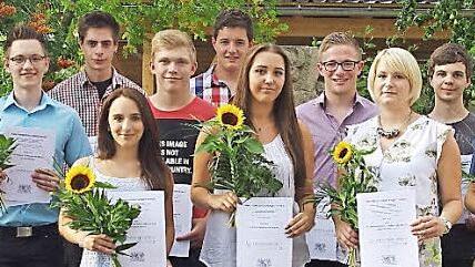Die besten Prüflinge erhielten aus den Händen der Lehrkräfte Anja Schlund (links) und Claudia Kandel (rechts) ihre KMK-Fremdsprachenzertifikate. Die Besten aus dem Landkreis Kronach waren Katharina Martin (Vierte von rechts) sowie Linda Zeh (vierte von links). Foto: Heike Schülein
