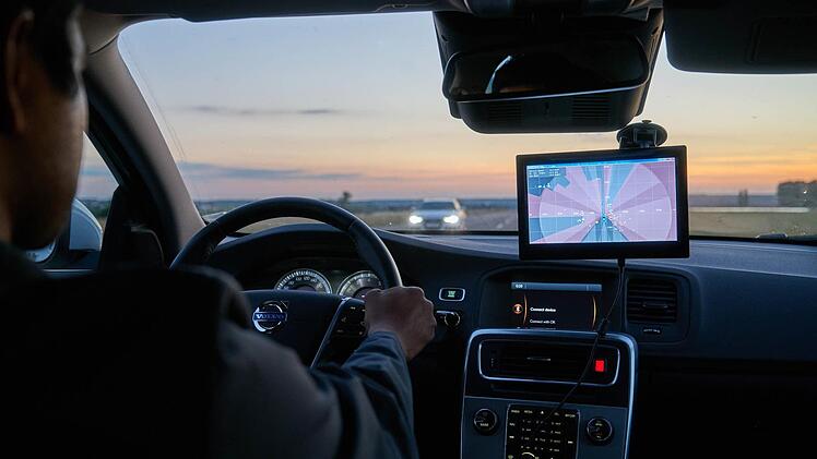 Mittels hochentwickelter Radar-Technologie kann die komplette Umgebung des Fahrzeug visualisiert werden.