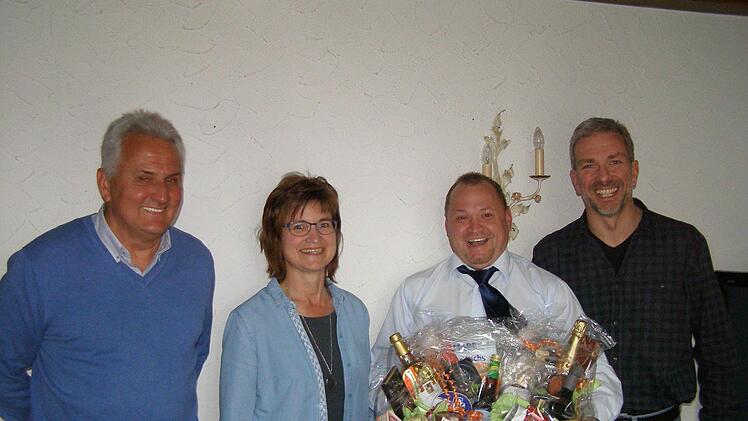 Der neue Vorstand ist gefunden: Gilbert Bösl (Vorsitzender), Karin Grünthal (Schriftführerin), Oliver Belz (stellvertretender Vorsitzender) und Dirk Barthelmes (Kassierer).  Foto: Wolfgang Saam