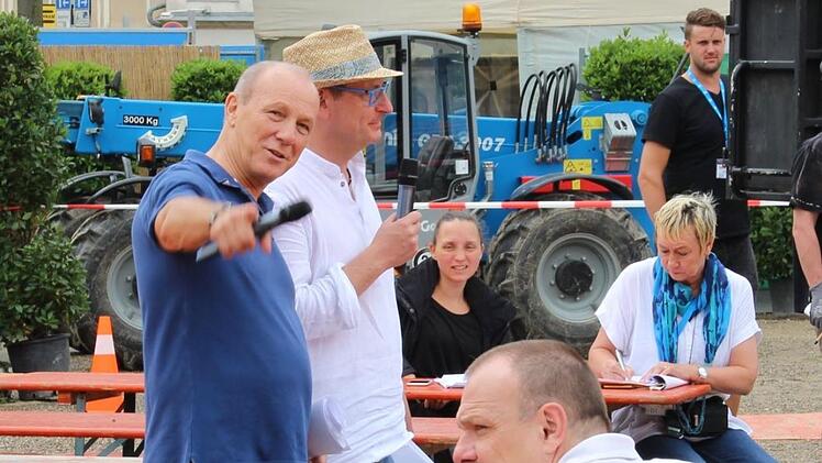 Michael Harles und Volker Heißmann (von links) proben ihre Moderation vor laufender Kamera. Foto: Ulrike Nauer