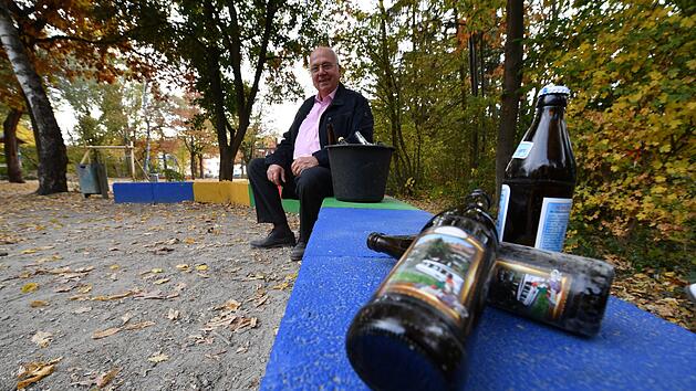 Der Bamberger Stadtrat und Bürgervereinsvorsitzende Norbert Tscherner hat mit Pfandflaschengeld die Bänke am Spielplatz Distelweg im Stadtteil Gereuth saniert. Unterstützt wurde er dabei von der Stadt. Seit acht Jahren sammelt er  Müll, Glasscherben  und Flaschen ein. Foto: Ronald Rinklef