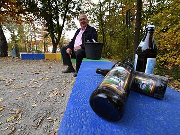 Der Bamberger Stadtrat und Bürgervereinsvorsitzende Norbert Tscherner hat mit Pfandflaschengeld die Bänke am Spielplatz Distelweg im Stadtteil Gereuth saniert. Unterstützt wurde er dabei von der Stadt. Seit acht Jahren sammelt er  Müll, Glasscherben  und Flaschen ein. Foto: Ronald Rinklef