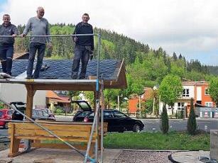 Auf Hochtouren läuft die Neugestaltung der Grünfläche am Parkplatz Hofwiese in Steinberg durch den OGV Steinberg. Foto: Heike Schülein