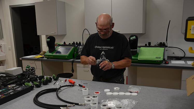 Atemschutzgerätewarte wie Dietmar Pohl können die Ausrüstung in der hauseigenen Werkstatt überprüfen.  Foto: Sandra Hackenberg