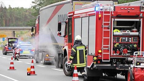 Die Feuerwehr k&uuml;hlte die &uuml;berhitzte Lkw-Achse herunter. Foto: Bauriedel
