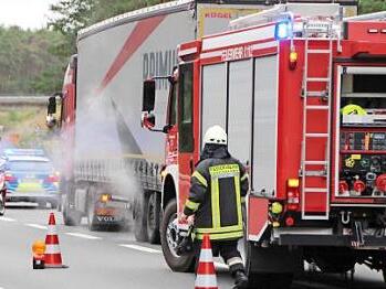 Die Feuerwehr k&uuml;hlte die &uuml;berhitzte Lkw-Achse herunter. Foto: Bauriedel