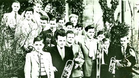 Eines der ersten offiziellen Fotos mit den 15 Bläsern des neugegründeten Posaunenchors. Bereits damals mit dabei Hellmuth Müller (vorne, links) und Adolf Lauterbach (hinten, Dritter von links) Repro: Dieter Hübner