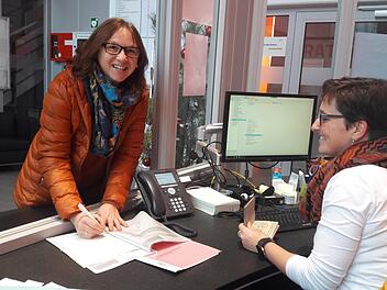 Birgit Schaufler (links) unterschrieb am Freitag für die Zulassung der Stadtratsliste der "Partei" für die Kommunalwahl 2020. Ihr Sohn Nico bewirbt sich da um ein Mandat.  Fotos: Bernhard Panzer