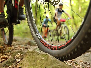 Nicht unter die R&auml;der kommen! In diesem Sommer sind vermehrt Klagen laut geworden, dass sich das Verh&auml;ltnis zwischen Mountainbikern und Wanderern gerade im Kreuzberg-Gebiet verschlechtert hat.  Foto: Alexander Mengel