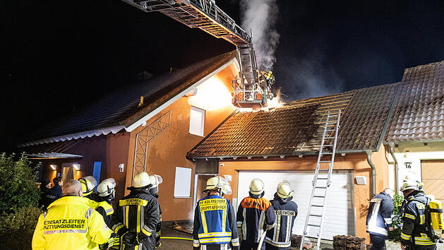 Dachstuhl in Walsdorf f&auml;ngt Feuer