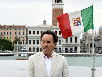 Letzter Fall für Guido Brunetti (Uwe Kockisch): Der venezianische Commissario ist von seiner Arbeit ausgebrannt und braucht nach einem Schwächeanfall in der Questura dringend Erholung. Doch auch im Krankenstand macht er sich daran, den mysteriösen Todesfall eines Bienenzüchters aufzuklären, der ihm in kurzer Zeit ein vertrauter Freund geworden war.