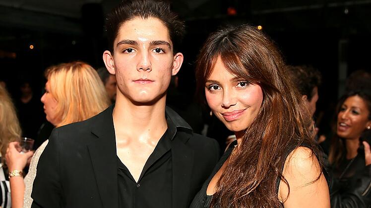 Alexander Dalton ist Timothy Daltons Sohn, seine Mutzer ist die Komponistin Oksana Grigorieva, mit der Timothy Dalton von 1995 bis 2003 in einer Beziehung war.