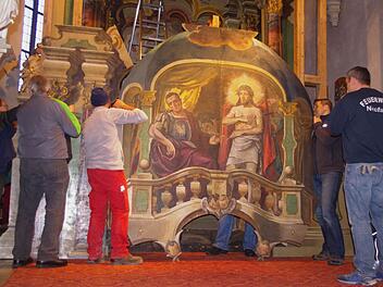 Fleißige Helfer bauten in der Pfarrkirche St. Laurentius in Neufang ein "Heiliges Grab" auf. Fotos: Heike Schülein