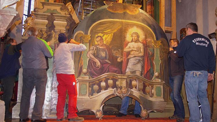 Fleißige Helfer bauten in der Pfarrkirche St. Laurentius in Neufang ein "Heiliges Grab" auf. Fotos: Heike Schülein