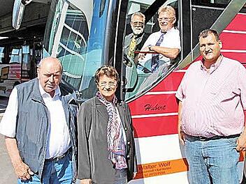 Die beiden Busfahrer Norbert Maschmeyer und Hubert Braun (im Bus von links) wurden nach jahrzenterlanger Tätigkeit bei der Firma Wolf in den verdienten Ruhestand verabschiedet. Vor dem Bus Walter und Gerda Wolf sowie Juniorchef Jürgen Wolf. Foto: Dieter Britz