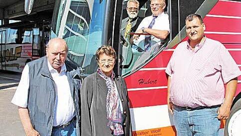 Die beiden Busfahrer Norbert Maschmeyer und Hubert Braun (im Bus von links) wurden nach jahrzenterlanger Tätigkeit bei der Firma Wolf in den verdienten Ruhestand verabschiedet. Vor dem Bus Walter und Gerda Wolf sowie Juniorchef Jürgen Wolf. Foto: Dieter Britz
