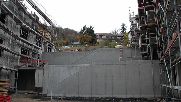 Das ist eine Treppenanlage, die zwei Gebäudeteile verbindet.