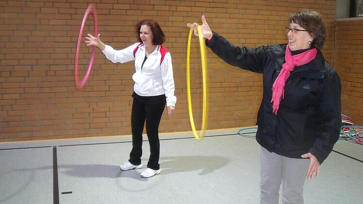 Bei den intersssanten Zirkus-Nummern haben Rektorin H. Noppenberger und Lehrerin R. Zeck einiges probiert. Foto: A. Schreiber