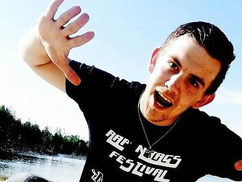 Der Pressecker Sänger "AzumJ" alias Joe Al-Hillebrand heißt, freut sich schon riesig auf das "Rap'n'Tags"-Festival im Sportheim des TSV Presseck, das er gemeinsam mit seiner Freundin Jessica Gründonner organisiert hat und das am 1. August stattfindet. Foto: privat