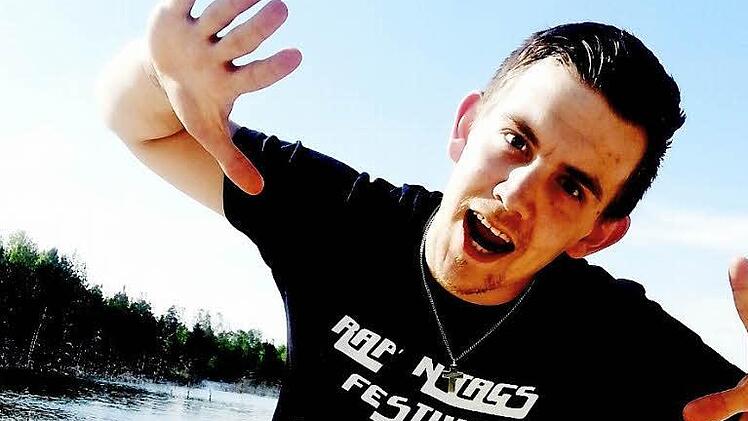 Der Pressecker Sänger "AzumJ" alias Joe Al-Hillebrand heißt, freut sich schon riesig auf das "Rap'n'Tags"-Festival im Sportheim des TSV Presseck, das er gemeinsam mit seiner Freundin Jessica Gründonner organisiert hat und das am 1. August stattfindet. Foto: privat