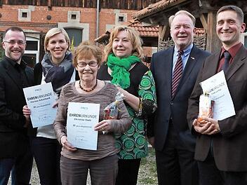 Aus den Händen des stellvertretenden Kreisvorsitzenden des CSU-Kreisverbands Coburg Stadt, René Boldt, und des Bundestagsabgeordneten Hans Michelbach erhielten verdiente Mitglieder des Ortsverbandes Coburg West ihre Urkunden. Foto: Katja Nauer