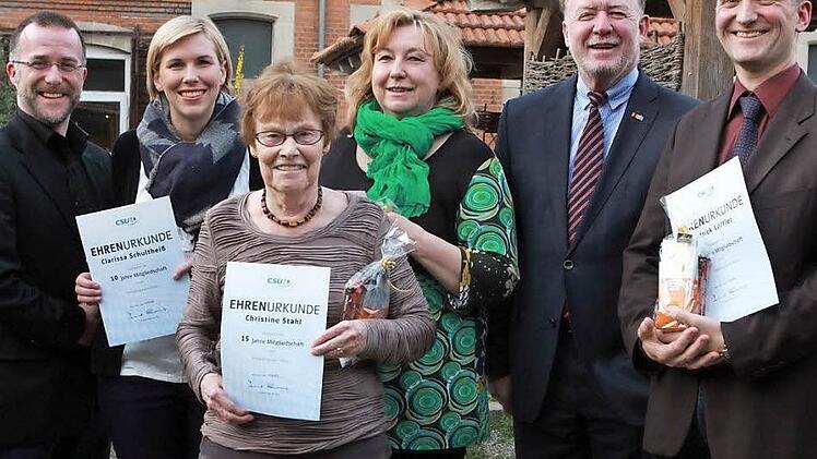 Aus den Händen des stellvertretenden Kreisvorsitzenden des CSU-Kreisverbands Coburg Stadt, René Boldt, und des Bundestagsabgeordneten Hans Michelbach erhielten verdiente Mitglieder des Ortsverbandes Coburg West ihre Urkunden. Foto: Katja Nauer