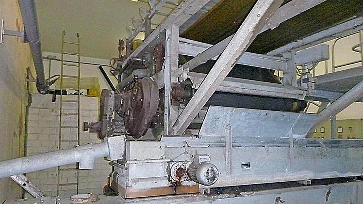 Die Schlammpresse des Abwasserverbands Kronach-Süd weist große Verschleißerscheinungen auf. Sie soll durch zwei kleinere Schlammpressen ersetzt und effektiver eingesetzt werden. Viele Teile der Anlagentechnik des AWV haben Mängel und werden sukzessive ersetzt, um wirtschaftlicher arbeiten zu können.  Foto: Karl-Heinz Hofmann