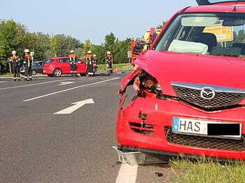 Trotz roter Farbe wurde er übersehen: Der demolierte Mazda im Vordergrund und der ebenfalls rote Seat Leon des Unfallverursachers im Hintergrund.Eckehard Kiesewetter