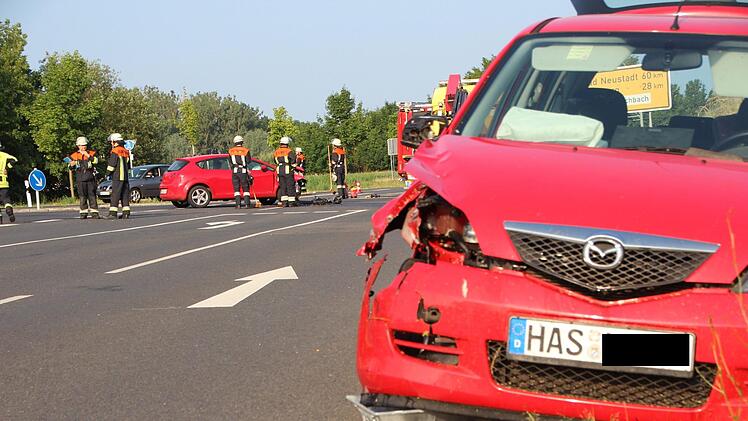Trotz roter Farbe wurde er übersehen: Der demolierte Mazda im Vordergrund und der ebenfalls rote Seat Leon des Unfallverursachers im Hintergrund.Eckehard Kiesewetter