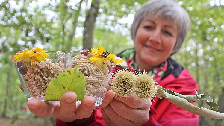 Eva Gebhardt und ihre herbstlichen Gaumenfreunden: Durchs Sieb gepresste Esskastanien ergeben eine Beilage zu herzhaften Gerichten (linkes Glas).  Vermischt mit Schlagsahne munden die gekochten und durchs Sieb gepressten Maronen als cremiges Dessert. Fuchs