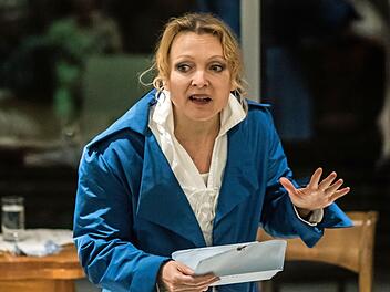 Eindringlich gestaltet: Mit einer Hommage an Friedrich Schiller gastierte die SChauspielerin Cora Chilcott im Glasmuseum.Foto: Jochen Berger