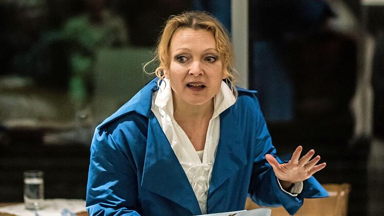 Eindringlich gestaltet: Mit einer Hommage an Friedrich Schiller gastierte die SChauspielerin Cora Chilcott im Glasmuseum.Foto: Jochen Berger