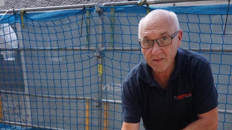 Bauleiter Christian Enders zeigt wie marode das Holz war. Foto: Marion Eckert