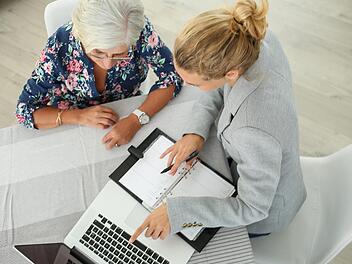 Nur drei Prozent aller Behinderungen sind angeboren. Die meisten entstehen im Laufe des Lebens, vor allem im Alter. Beratung ist da oft gefragt. Symbolbild: stock.adobe.com