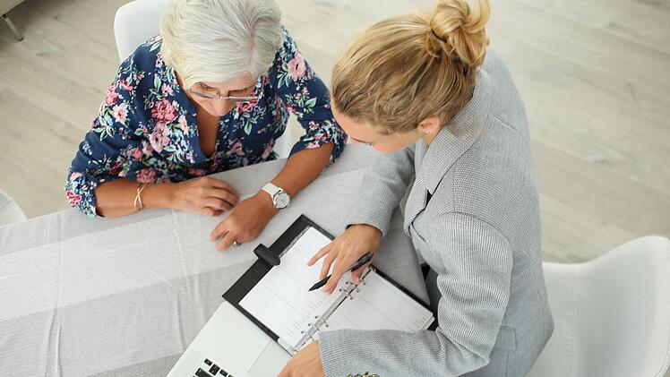 Nur drei Prozent aller Behinderungen sind angeboren. Die meisten entstehen im Laufe des Lebens, vor allem im Alter. Beratung ist da oft gefragt. Symbolbild: stock.adobe.com
