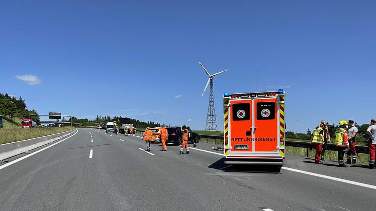 Transporter und Lastwagen kollidieren: Zwei Personen schwerst verletzt