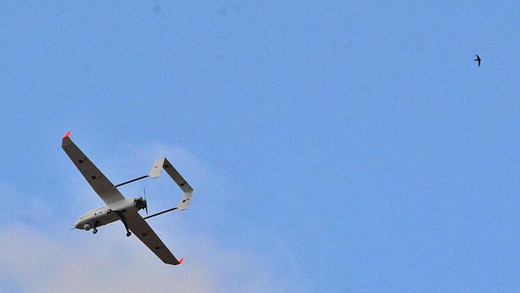 Da fliegt sie, die Drohne.