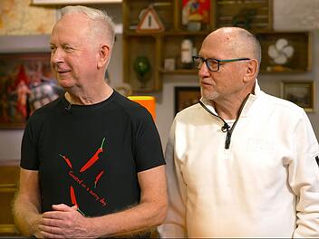 Auf dem Trödelmarkt hatte Wolfgang (links) "einfach in einer Wühlkiste" eine hübsche Schale entdeckt, die er "ansprechend" fand.