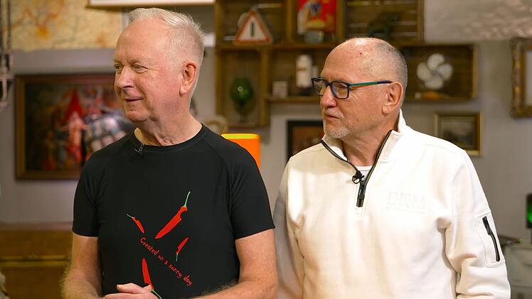 Auf dem Trödelmarkt hatte Wolfgang (links) "einfach in einer Wühlkiste" eine hübsche Schale entdeckt, die er "ansprechend" fand.