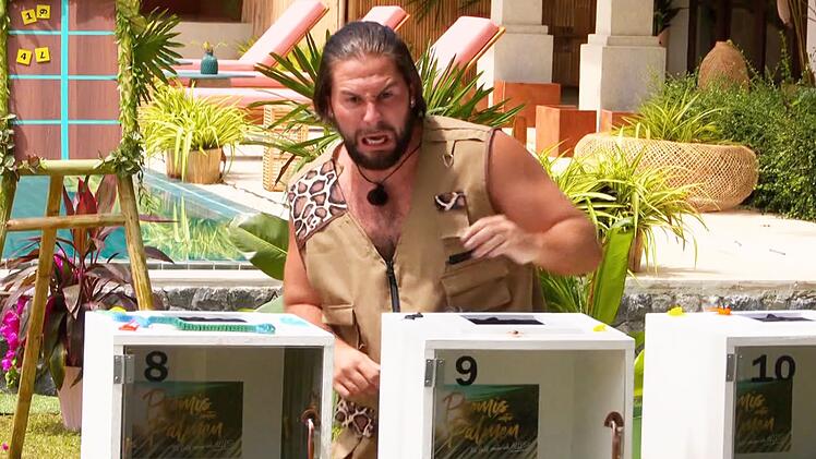 Beim Kapit&auml;nsspiel war "Julia" Maurice nicht so mutig. In K&auml;sten greifen? "Was, wenn mich was bei&szlig;t? Ich hab Frau und Kind!"