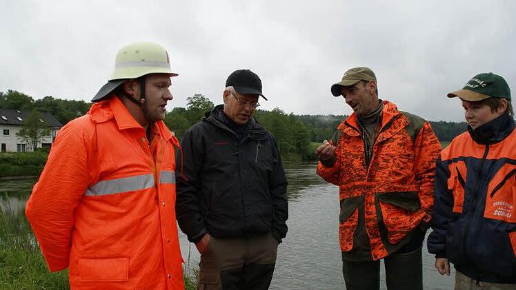 Nachbesprechung auf dem Seedamm: Feuerwehrkommandant Thomas Keller, Förster Klaus Schulz und Pächter Jürgen Schaaf (von links)