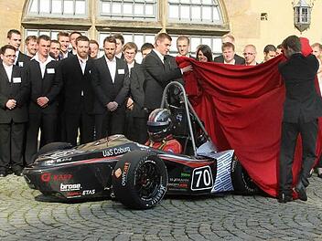 Mit Spannung erwartet: das neue Rennauto des Hochschul-Teams "Cat-Racing", mit dem Namen Luchs. Fotos: Thomas Heuchling