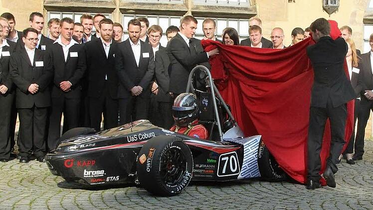 Mit Spannung erwartet: das neue Rennauto des Hochschul-Teams "Cat-Racing", mit dem Namen Luchs. Fotos: Thomas Heuchling