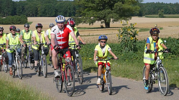 Jung und Alt "strampeln in Franken" für eine guten Zweck.  Foto: privat