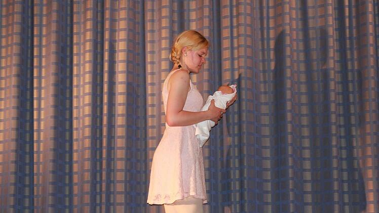 Das Baby ist da, gleich bringt es Gretchen um, indem sie es in hohem Bogen von der Bühne wirft. Foto: Katharina Becht